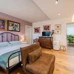 Giuliveto Bed & Breakfast